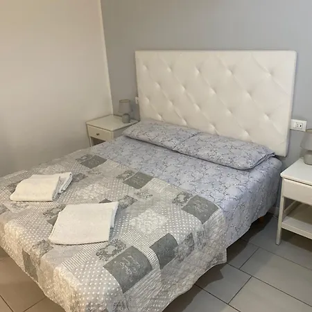 Apartamento Stadio 1 Verona - 2 Appartamenti Monolocali Di Mq 25 Ognuno Con Bagno Privato E Cucinotto - Solo Ingresso In Comune - Massimo 4 Posti Ciascuno - Oppure I 2 Monolocali Assieme Per 50 Mq Totali Massimo 8 Posti Con Due Stanze, Due Bagni E Due Cucinotti Verona